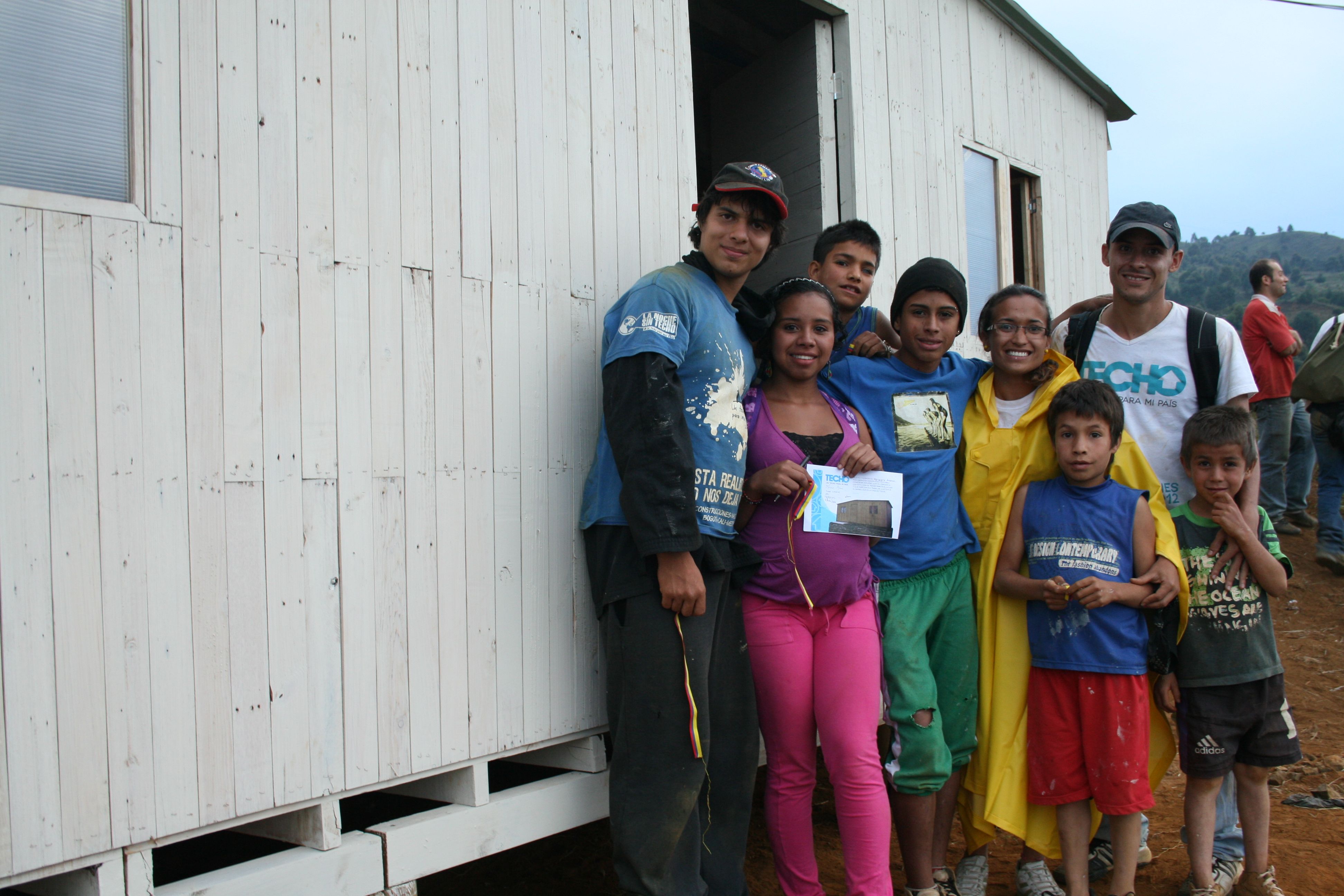 Familie vor neuem Hause TECHO